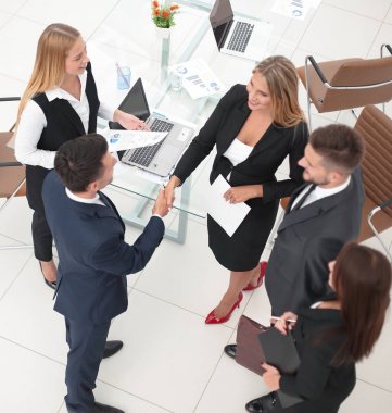 el sıkışma Yöneticisi ve sözleşmenin imzalandığı sonra istemcinin