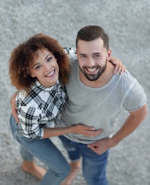 Genç çiftin birbirlerini yeni oturma odasında bir beşlik