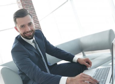 modern insan ofis lobisinde laptop çalışma.