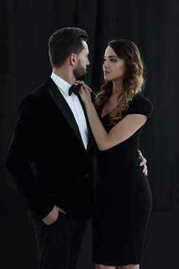 Genç bir adam ve bir kadın birbirlerini arıyor