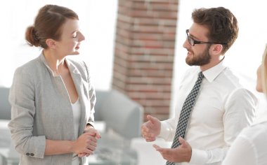 Ofiste konuşmak Yöneticisi ve iş takım.