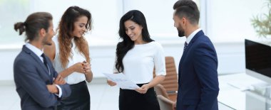 mali bir grafik tartışırken iş takım