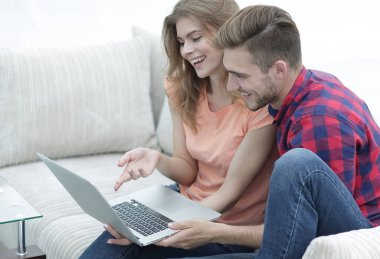 Genç çift tarassut video üstünde laptop