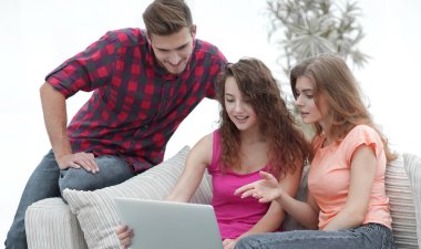 oturma odasında kanepede oturan öğrencilerin grup.