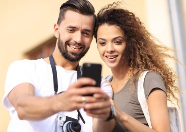 Genç bir çift yazın şehre gelir ve fotoğraf çeker.