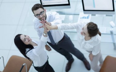 Başarılı iş adamları birbirlerine beşlik çakıyor. .