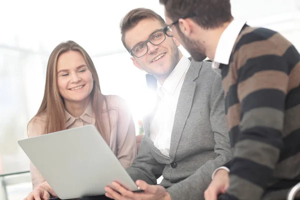 Business team werkt aan laptop — Stockfoto