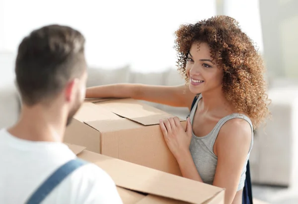 Portrait d'une jeune femme lors du déménagement dans une nouvelle maison — Photo