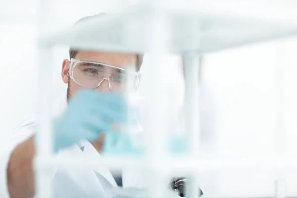 Closeup.Male kemist på suddig bakgrund laboratorium — Stockfoto