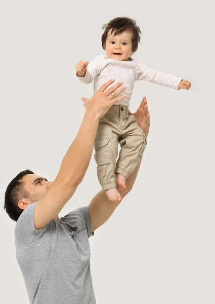 Father throws his laughing son in the air — Stock Photo, Image