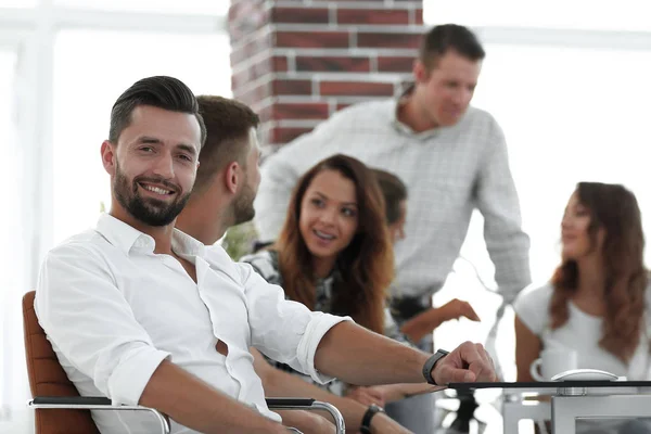 Hombre de negocios y su equipo creativo trabajando — Foto de Stock