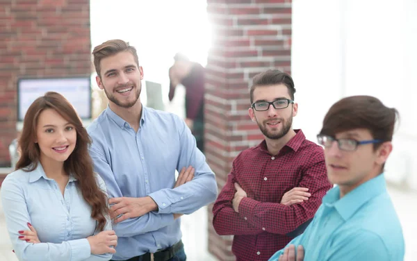 Gelukkig glimlachend business team in kantoor. — Stockfoto