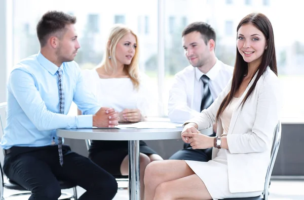 Equipo de negocios sentado en una mesa en un café, en un descanso de trabajo — Foto de Stock