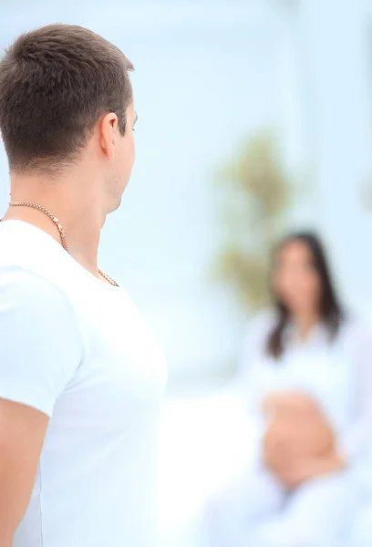 Retrato de la mujer embarazada sentada en el sofá en el nuevo apartamento . — Foto de Stock