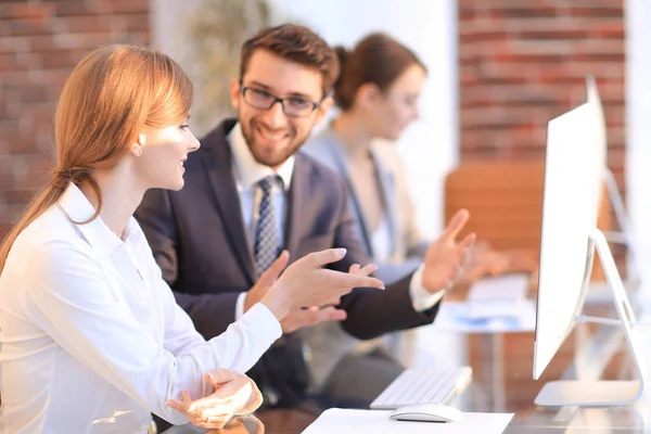 Kollegen aus der Wirtschaft diskutieren Arbeitsfragen. — Stockfoto