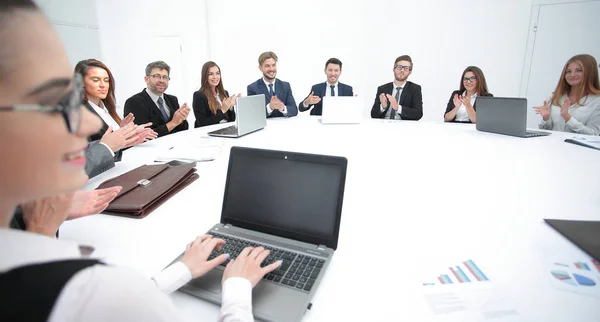 Reunião de acionistas da empresa na rodada - mesa . — Fotografia de Stock