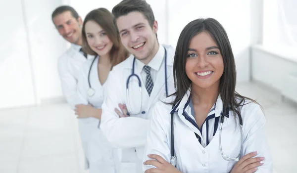 Lékařka s skupinou šťastný úspěšných kolegů — Stock fotografie