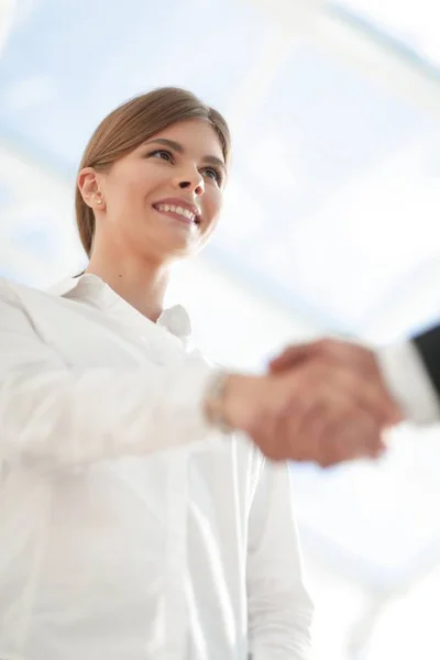 Närbild av handslag ung affärskvinna med affärspartner. — Stockfoto