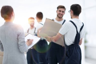 Kargo taşımacılığında nişanlı profesyonellerinden oluşan bir ekip,