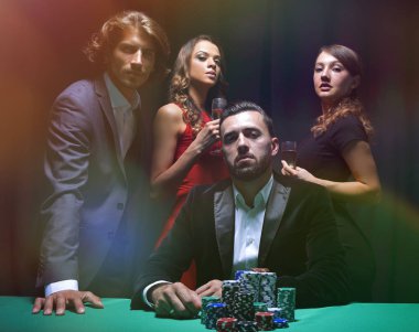 Çekici genç beyaz adam olun bahis casino