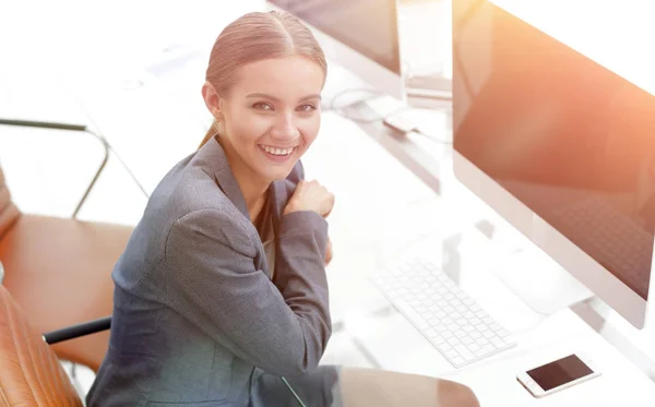 Jeune femme d'affaires travaillant avec des documents financiers — Photo