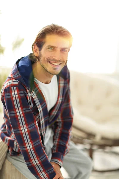 Élégant jeune homme en chemise à carreaux . — Photo