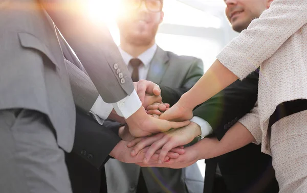 Nahaufnahme. Geschäftsteam mit zusammengeklammerten Händen — Stockfoto