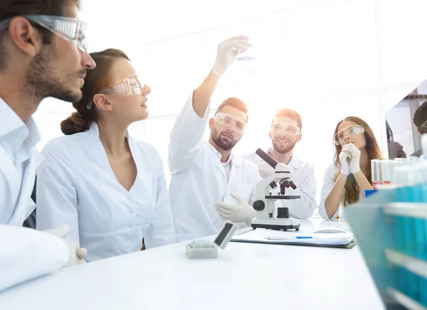Grupa młodych pracowników pracuje w laboratorium biochemii, — Zdjęcie stockowe