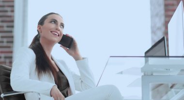 Kadın işçilerin smartphone üzerinde konuşuyor