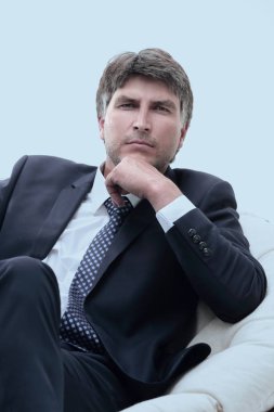 yakın çekim. Kendine güvenen işadamı bir sandalyede oturuyor