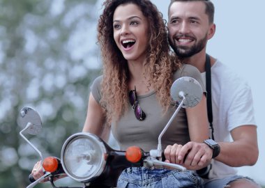 Bir şehirde güneşli bir günde sürme çekici çift