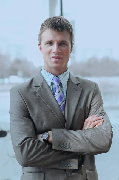 Portrait de l'homme d'affaires heureux debout dans le bureau — Photo