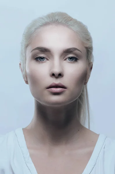 Porträtt av en vacker blond kvinna med dagliga make-up — Stockfoto