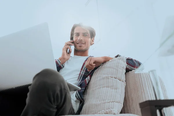 Primer plano de un hombre exitoso hablando con un teléfono inteligente —  Fotos de Stock