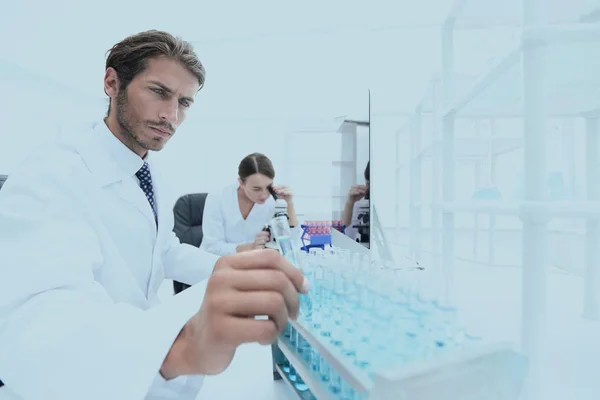 Groep studenten uitgevoerd experiment — Stockfoto