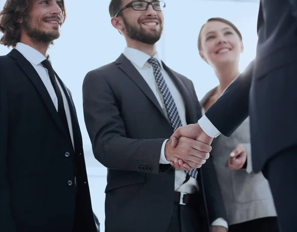 Líder de negócios apertando as mãos com o investidor — Fotografia de Stock