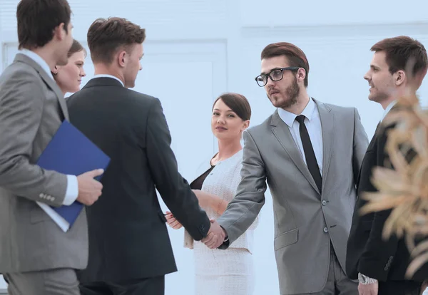 Handshake parceiros de negócios no escritório — Fotografia de Stock