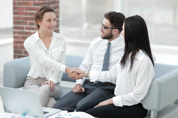 Stretta di mano di manager e cliente nella hall dell'ufficio — Foto Stock