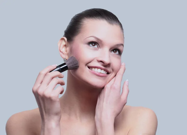 Mujer aplicando base tonal cosmética seca en la cara usando m — Foto de Stock