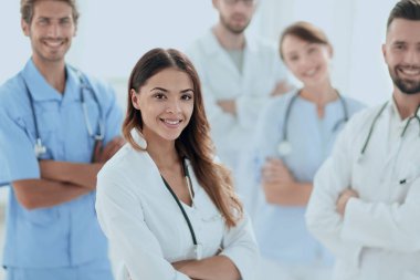 Çekici kadın doktor ile sağlık stetoskop tıbbi grup önünde