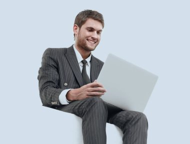 Beyaz modern iskemlede yakışıklı genç iş adamı