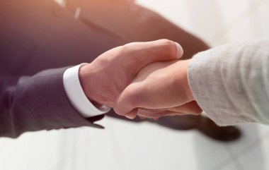 Gülümseyen iş adamı el sıkışma ortak toplantısında heyecanlı,