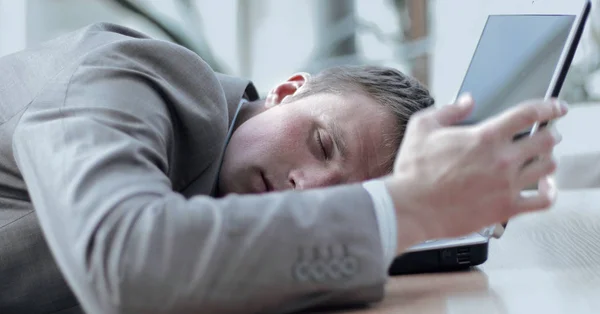 Ένας άνθρωπος κουρασμένος επαγγελματίες στον ύπνο σε φορητό υπολογιστή του στο γραφείο — Φωτογραφία Αρχείου