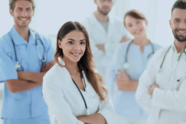 Çekici kadın doktor ile sağlık stetoskop tıbbi grup önünde — Stok fotoğraf