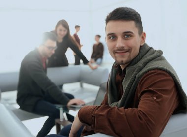 Modern adam arka planda ofis.