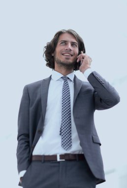 Mobil .isolated beyaz üzerine konuşurken işadamı.