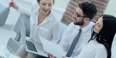 Ofiste finansal çizelgelerle çalışan bir iş adamı.