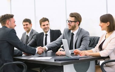 Yönetici ve bir müşteri masada karşılıklı