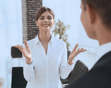 Tarafsız bakış. Tamamen büyümüş. Kendine güvenen genç bir kadın güvenli bir şekilde ilerliyor..