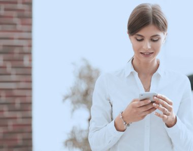 Portre portre genç, şok bir iş kadını, cep telefonu seyir